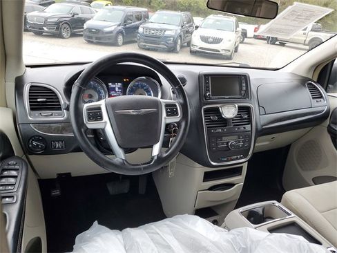 Used 2011 Chrysler Town & Country Touring image 10