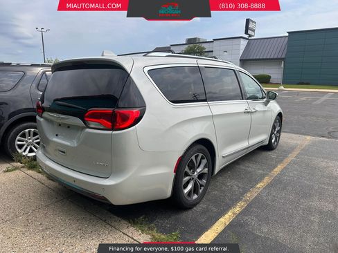 Used 2017 Chrysler Pacifica Limited FWD image 5