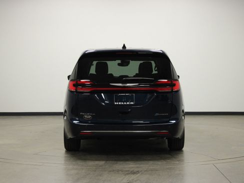 Used 2025 Chrysler Pacifica Select image 7