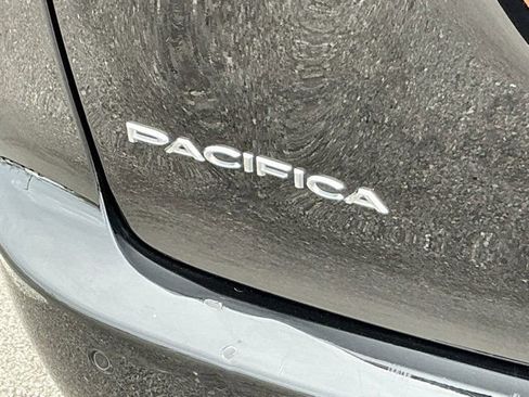 Used 2025 Chrysler Pacifica Select image 8