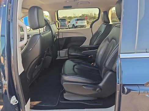 Used 2024 Chrysler Pacifica Select image 31