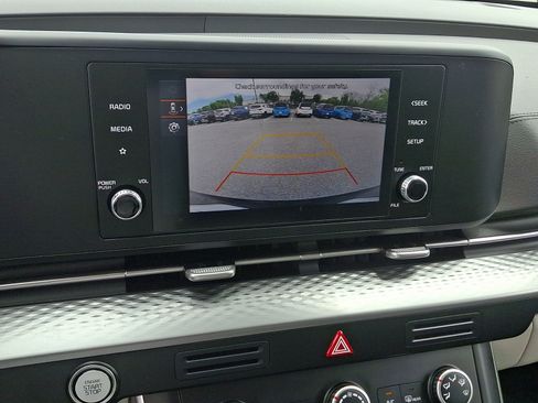 Used 2024 Kia Carnival LX FWD image 19