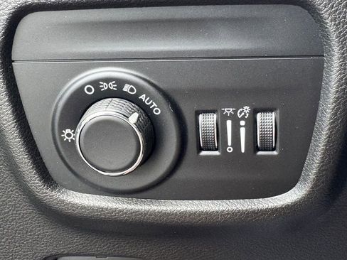 Used 2023 Jeep Grand Cherokee L Laredo image 32