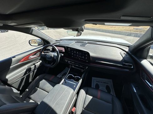 Used 2024 Chevrolet Traverse RS image 9