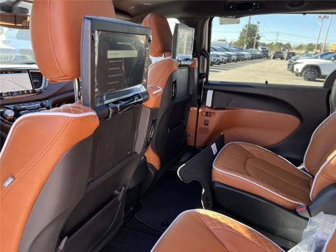 New 2026 Chrysler Pacifica Pinnacle image 28