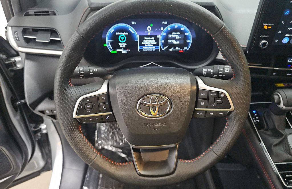 Used 2025 Toyota Sienna XSE FWD image 8