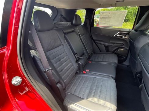 New 2025 Mitsubishi Outlander SE image 9