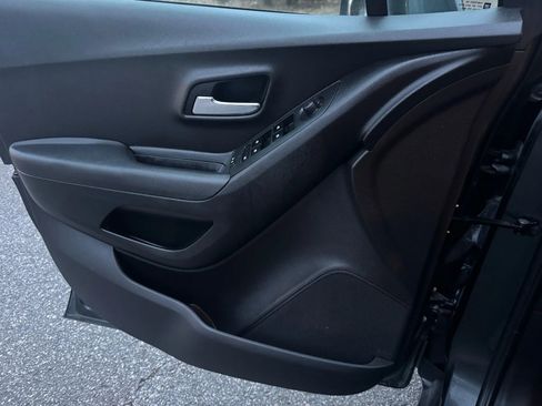 Used 2017 Chevrolet Trax LT w/ LT Convenience Package image 17