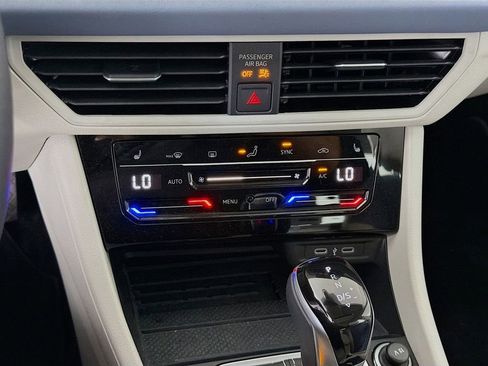 Used 2025 Volkswagen Jetta SE image 17