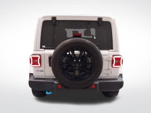 Used 2022 Jeep Wrangler Unlimited Sahara w/ Cold Weather Group image 27