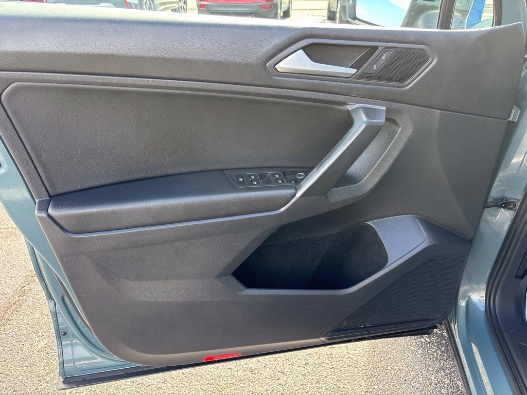 Used 2021 Volkswagen Tiguan SE w/ Panoramic Sunroof Package AWD/4WD image 16