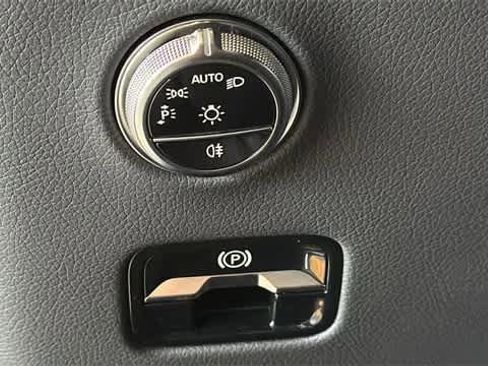 Used 2025 Mercedes-Benz GLC 300 4MATIC image 19