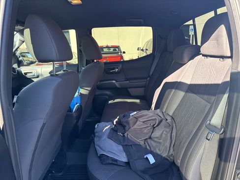 Used 2018 Toyota Tacoma TRD Off-Road image 8