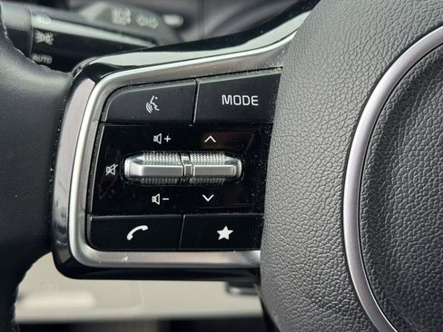 Used 2023 Kia Carnival EX image 20