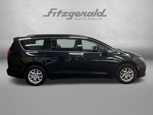 Used 2022 Chrysler Pacifica Touring-L image 4