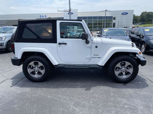 Used 2018 Jeep Wrangler Sahara w/ Connectivity Group AWD/4WD image 8