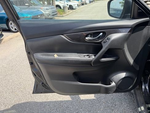 Used 2019 Nissan Rogue S w/ Special Edition Package FWD image 6
