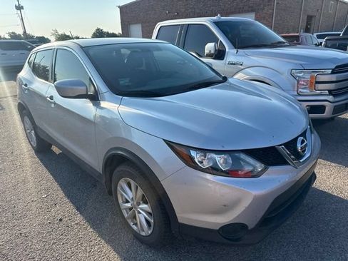 Used 2017 Nissan Rogue Sport S w/ S Appearance Package FWD image 3