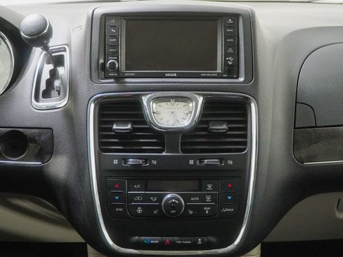 Used 2016 Chrysler Town & Country Touring w/ Driver Convenience Group FWD image 24