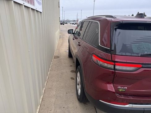 Used 2022 Jeep Grand Cherokee Limited image 7