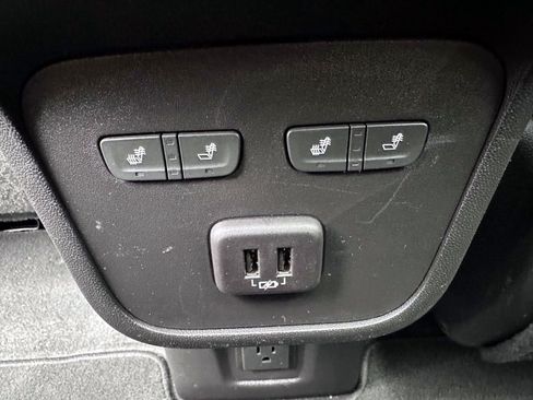 Used 2023 Chevrolet Equinox Premier AWD/4WD image 16
