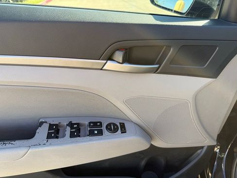 Used 2017 Hyundai Elantra SE image 10
