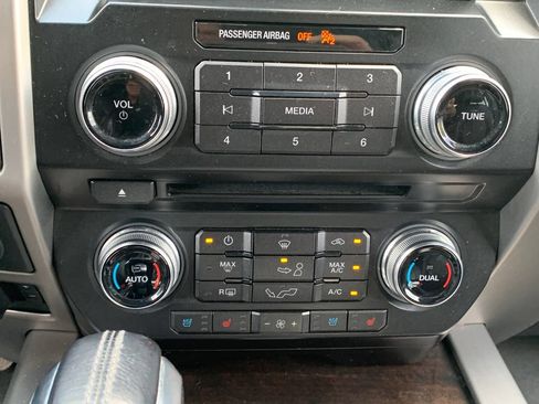 Used 2017 Ford F150 Platinum w/ Equipment Group 701A Luxury AWD/4WD image 18