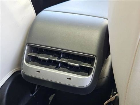 Used 2024 Tesla Model Y 2WD image 30