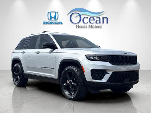 Used 2022 Jeep Grand Cherokee Altitude image 1