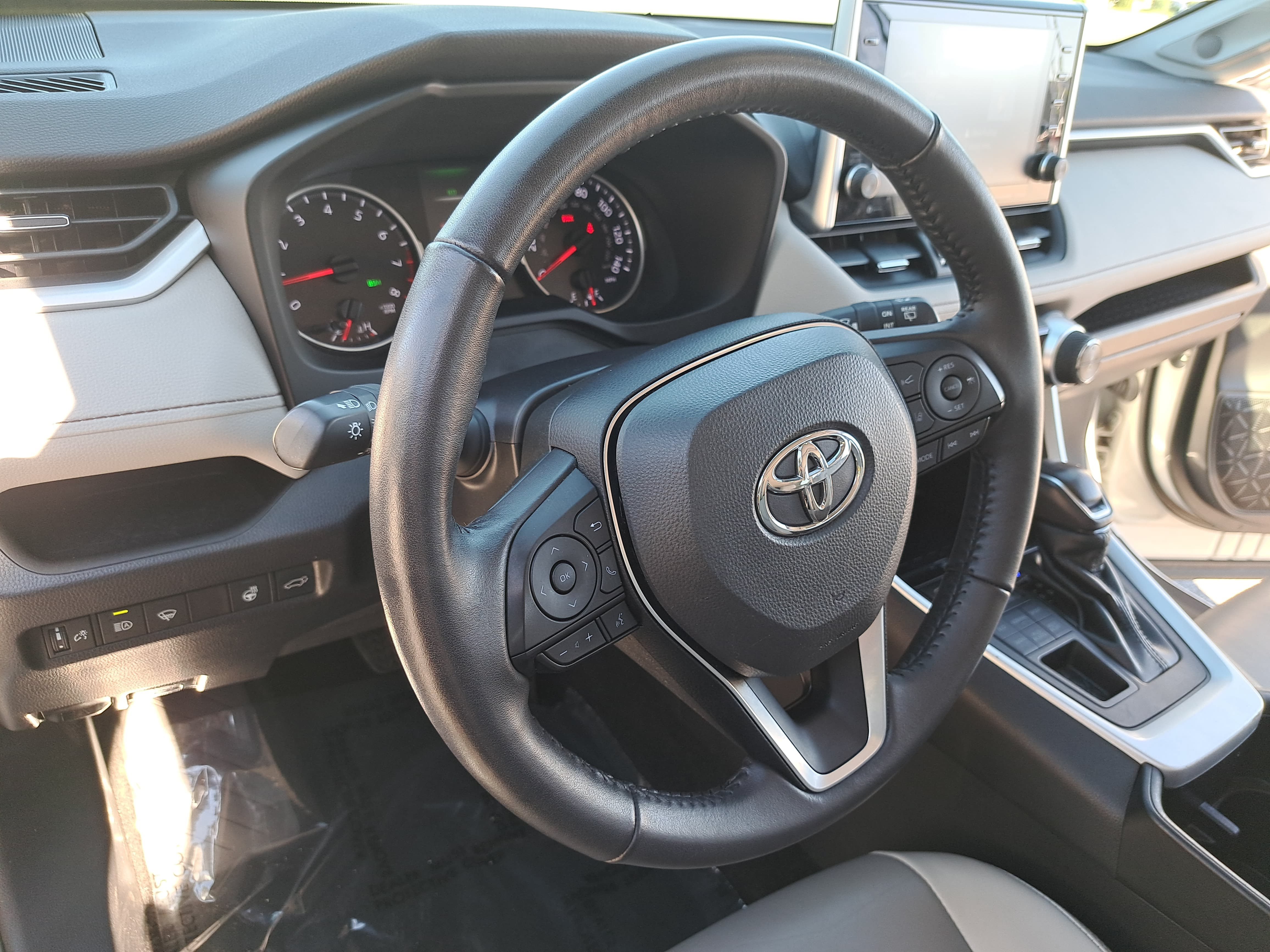 Used 2022 Toyota RAV4 XLE Premium AWD/4WD image 16