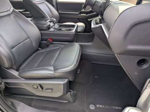 Used 2025 Ford Expedition Platinum AWD/4WD image 28