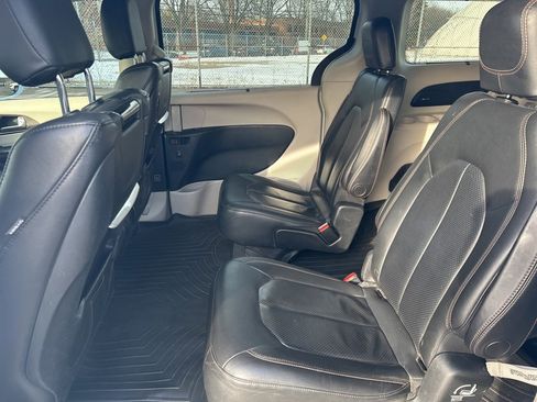 Used 2018 Chrysler Pacifica Touring-L Plus image 14