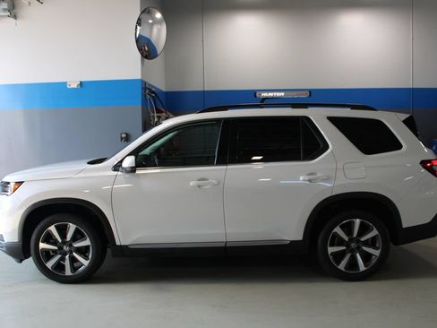 Used 2025 Honda Pilot Touring image 10