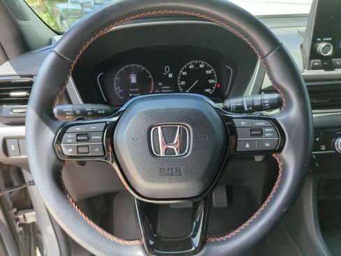 Used 2025 Honda Pilot Sport image 33