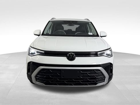 Used 2025 Volkswagen Taos SE AWD/4WD image 3