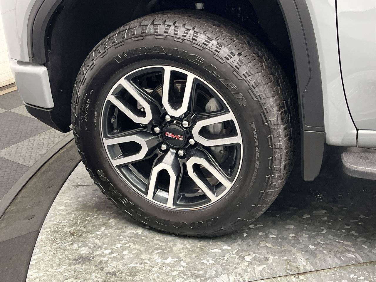 Certified 2025 GMC Sierra 1500 AT4 w/ Technology Package AWD/4WD image 39