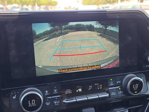 Used 2023 Toyota Highlander XLE FWD image 19