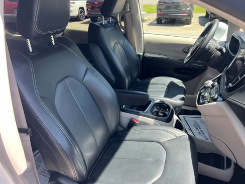 Used 2022 Chrysler Pacifica Touring-L FWD image 17