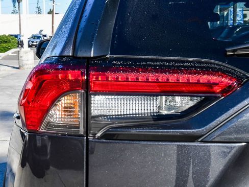 Used 2020 Toyota RAV4 XLE Premium image 9