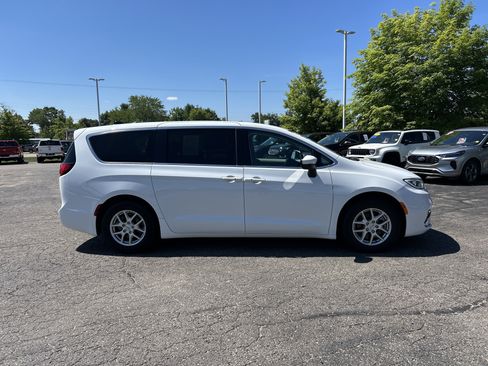 Used 2023 Chrysler Pacifica Touring-L FWD image 2