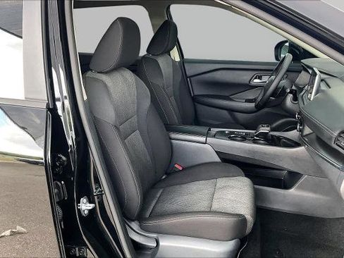 Certified 2025 Nissan Rogue SV FWD image 9