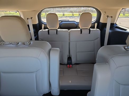 Used 2023 Ford Explorer XLT w/ Equipment Group 202A image 23