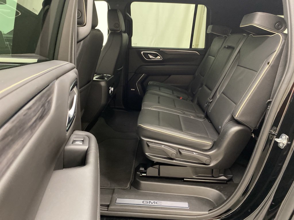 Used 2024 GMC Yukon XL SLT AWD/4WD image 16