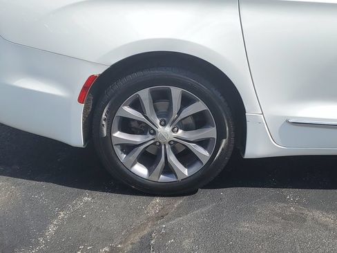 Used 2019 Chrysler Pacifica Limited w/ Tire & Wheel Group FWD image 5