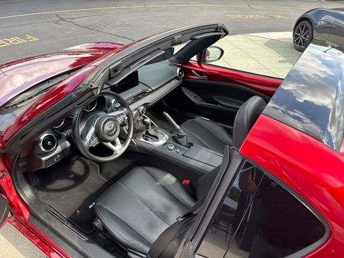 Used 2025 MAZDA MX-5 Miata RF Grand Touring RWD image 9