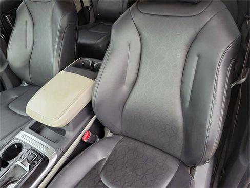 Used 2022 Kia Carnival LX image 11