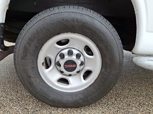 Used 2022 GMC Savana 2500 w/ Driver Convenience Package image 9