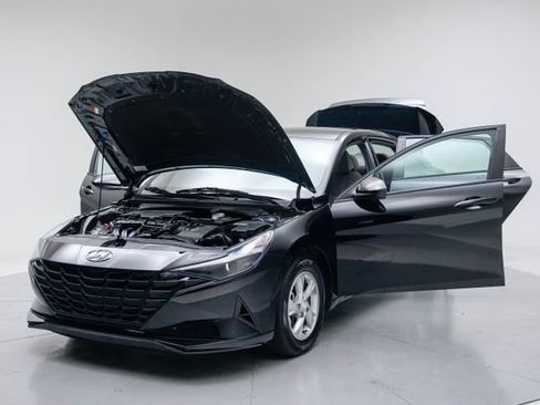 Used 2023 Hyundai Elantra SE image 17