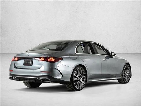 Used 2024 Mercedes-Benz E 350 4MATIC Sedan image 5