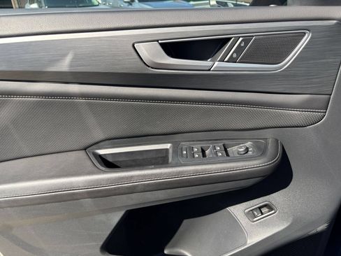 Used 2025 Volkswagen Atlas Cross Sport SE FWD image 18